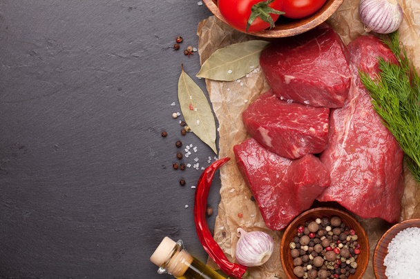 生の牛肉ステーキとスパイス - 写真・画像