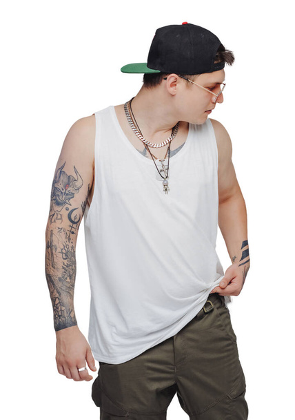 Porträt eines jungen Rappers im Studio isoliert auf weißem Hintergrund - Foto, Bild