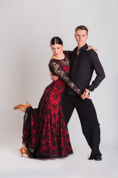Man and woman posing in dance pose. - Foto, afbeelding
