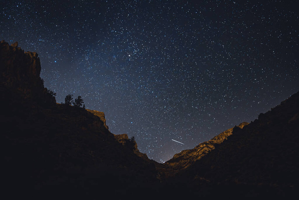 звездная ночь между горами - Фото, изображение