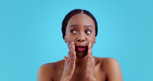 Black woman, whisper and hand on mouth for gossip, secret and privacy emoji in studio on blue background. Person, natural beauty and confidential gesture for announcement or information with smile. - Imágenes, Vídeo
