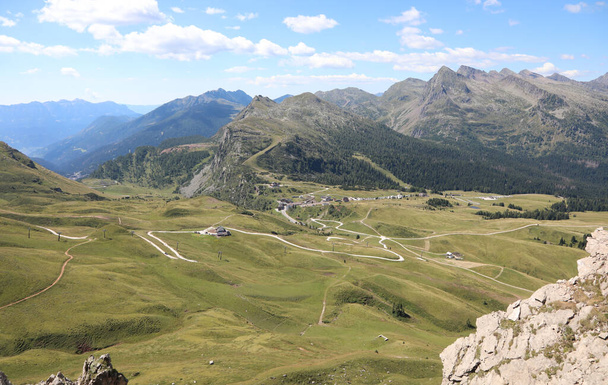 Pohled na hory v evropských Alpách a cesta do PASSO ROLLE v severní Itálii v létě - Fotografie, Obrázek
