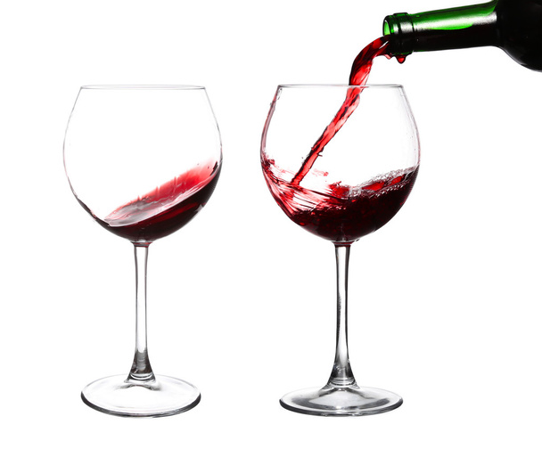 Rotwein wirbelt in einem Kelchweinglas, isoliert auf einem weißen Ba - Foto, Bild