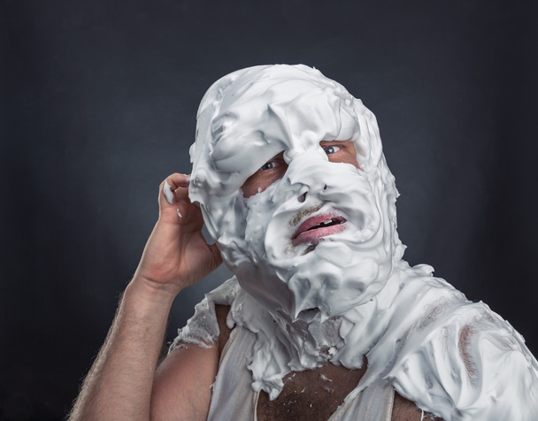 Uomo con viso completamente in schiuma da barba
 - Foto, immagini