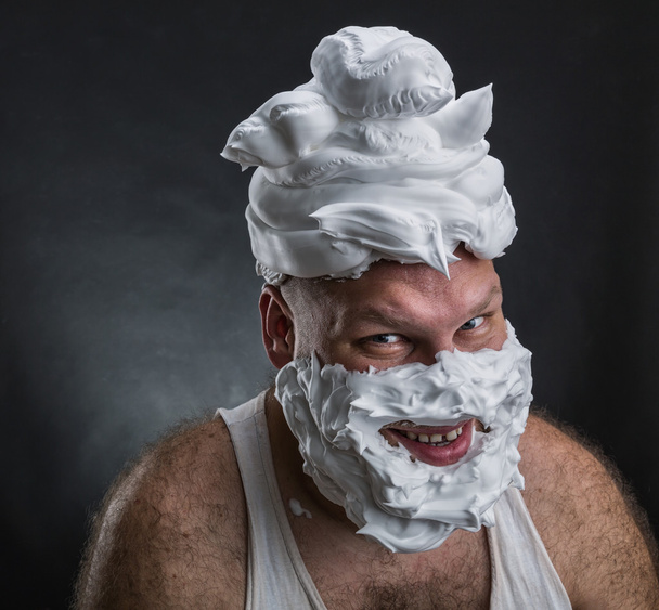 Hombre con espuma de afeitar cubierta la cara
 - Foto, imagen