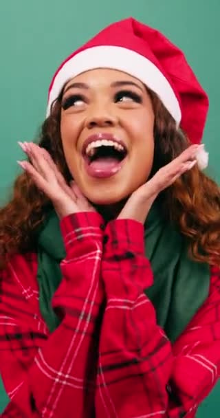 Ενθουσιασμένη νεαρή γυναίκα κάνει χαριτωμένο θέτουν με τα χέρια κάτω από το πηγούνι, στούντιο Χριστουγέννων. Υψηλής ποιότητας 4k πλάνα - Πλάνα, βίντεο