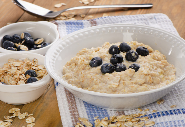 Bowl of oatmeal with blueberries - Foto, afbeelding