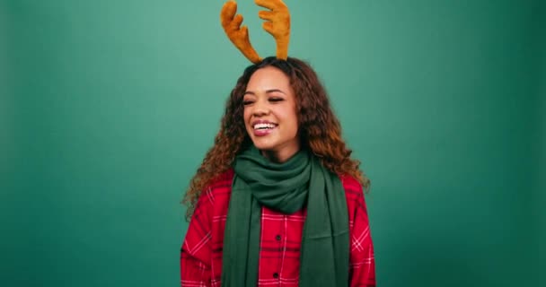 Προσωπογραφία μιας γελαστού νεαρής γυναίκας ντυμένης με χριστουγεννιάτικα χρώματα, βίντεο στούντιο. Υψηλής ποιότητας 4k πλάνα - Πλάνα, βίντεο