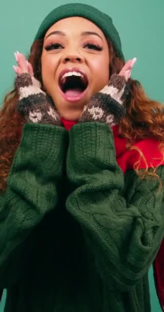 Mujer joven emocionada chillidos con las manos bajo la barbilla, acogedor estudio de Navidad de invierno. Imágenes de alta calidad 4k - Imágenes, Vídeo