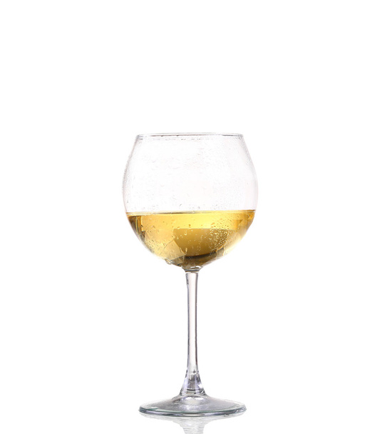 bir bardak beyaz şarap beyaz zemin üzerinde ve yumuşak gölge ile. kırpma yolu dosya içerir. - Fotoğraf, Görsel