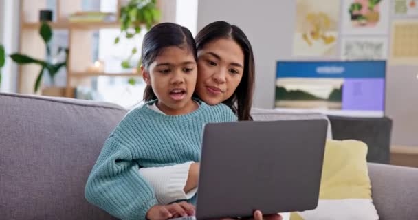 Μαμά, κορίτσι και φορητό υπολογιστή στον καναπέ, μάθηση και να παρακολουθήσουν βίντεο για την ανάπτυξη, σε απευθείας σύνδεση πορεία και μελέτη στο σπίτι. Εκπαίδευση, μητέρα και κόρη με υπολογιστή, υποστήριξη ή διδασκαλία με ανάγνωση στο σπίτι της οικογένειας. - Πλάνα, βίντεο