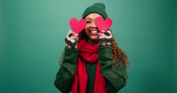 Bonito jovem mulher multi-étnica brinca com formas de coração, estúdio de Natal. Imagens 4k de alta qualidade - Filmagem, Vídeo