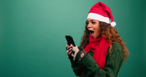 Kaunis nuori nainen saa hyviä uutisia jouluna, järkyttynyt jännitystä, studio. Laadukas 4k kuvamateriaalia - Materiaali, video