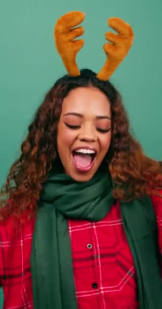 Šťastná mladá žena tančí ve studiu, vánoční sobí uši oblékají. Vysoce kvalitní 4K záběry - Záběry, video