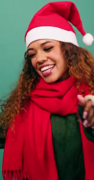 Ευτυχισμένη νεαρή γυναίκα που χορεύει στο στούντιο, Χριστουγεννιάτικο καπέλο. Υψηλής ποιότητας 4k πλάνα - Πλάνα, βίντεο