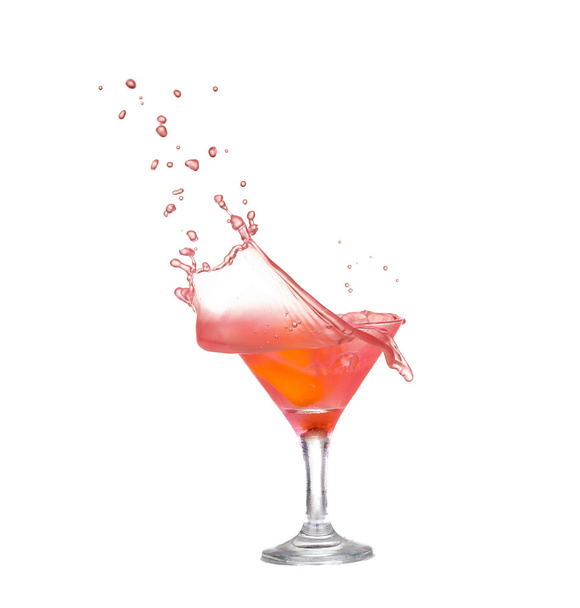 白い背景のスプラッシュに分離されたピンク カクテル レモン - 写真・画像