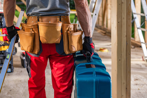 Entrepreneur de construction caucasien déménageant son équipement et ses outils sur le site - Photo, image