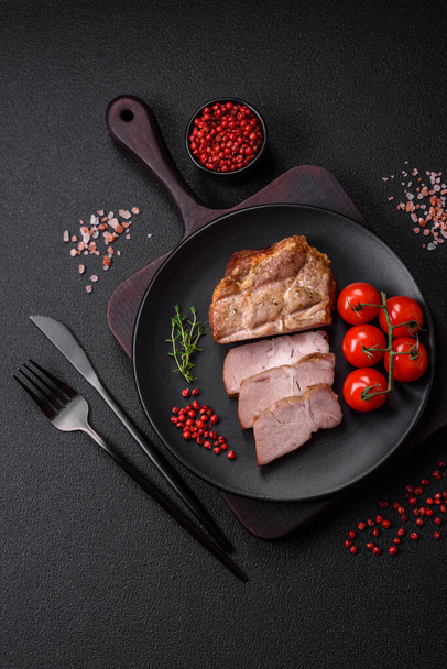Вкусная сочная свинина или говяжий стейк, приготовленный на гриле с солью и специями на текстурированном бетонном фоне - Фото, изображение
