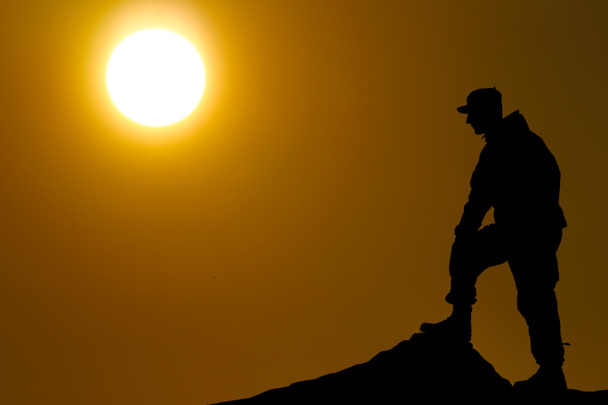 Silhouette de soldat avec fusil contre un coucher de soleil
 - Photo, image