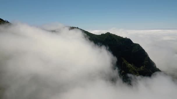 Madeira, Portugal - 2023.04.04 - 09: Vistas deslumbrantes de drones aéreos da zona montanhosa perto do Curral das Freiras do ponto de vista de Paredo  - Filmagem, Vídeo
