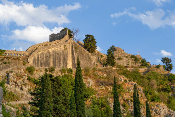 Вид на крепостную стену на скалистой горе в бухте Котор в Черногории - Фото, изображение