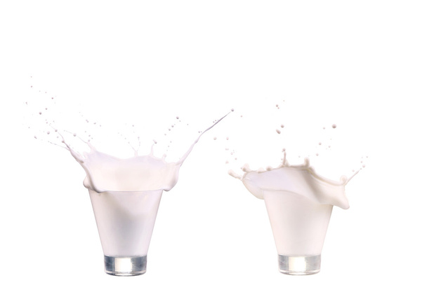 střikem mléka ve sklenici izolované na bílém - Fotografie, Obrázek