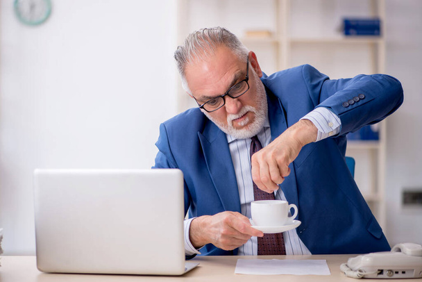 Velho empregado bebendo café durante o intervalo - Foto, Imagem