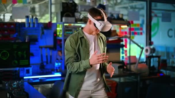 Πορτρέτο ενός νεαρού άνδρα με γυαλιά εικονικής πραγματικότητας που χορεύει σαν ρομπότ - Πλάνα, βίντεο