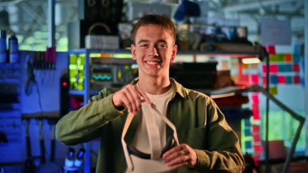 Nuoren hymyilevän valkoihoisen miehen muotokuva VR-laseissa. Hidastus - Materiaali, video