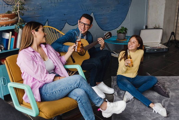 νέοι Λατίνοι φίλοι στο πάρτι και παίζοντας κιθάρα στο σπίτι τους στο Μεξικό Λατινική Αμερική, Ισπανόφωνοι άνθρωποι φιλία διασκεδάζουν - Φωτογραφία, εικόνα