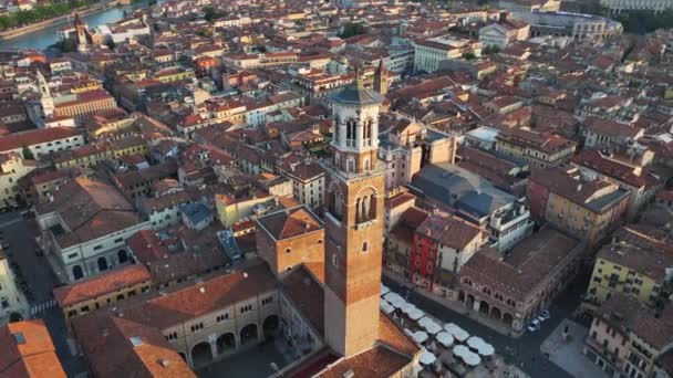 Verona urban skyline, Perustetaan Aerial View Shot of Piazza delle Erbe, Torre dei Lamberti, historiallinen keskusta, kaupunkien skyline, Tuomiokirkko, Veneton alue, Italia - Materiaali, video