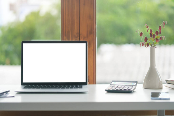 Kényelmes otthoni iroda. Laptop számítógép, írószer és cserepes növény fehér asztalon. - Fotó, kép