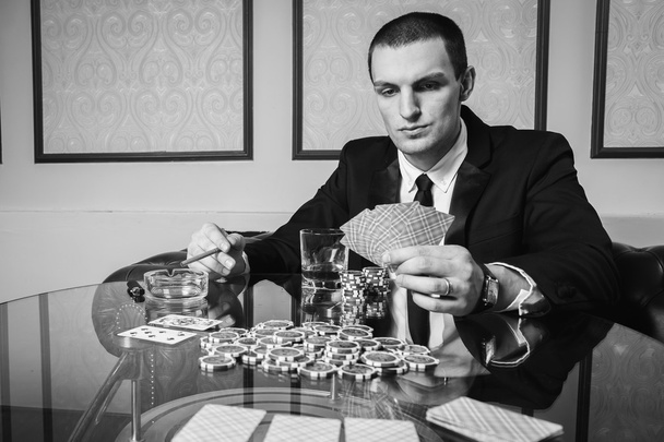 Poker masasında oynarken adam - Fotoğraf, Görsel