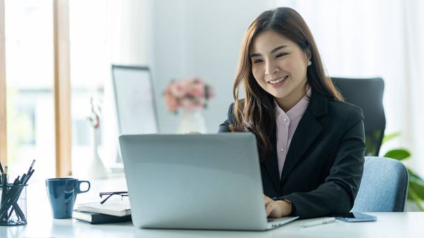 Belle femme d'affaires travaillant avec ordinateur portable dans un bureau lumineux. - Photo, image