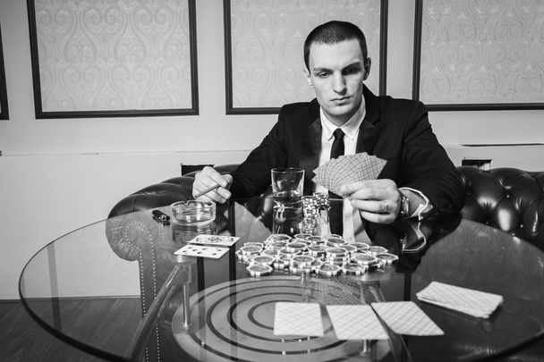 Człowiek, grając w pokera przy pokerowym stole - Zdjęcie, obraz