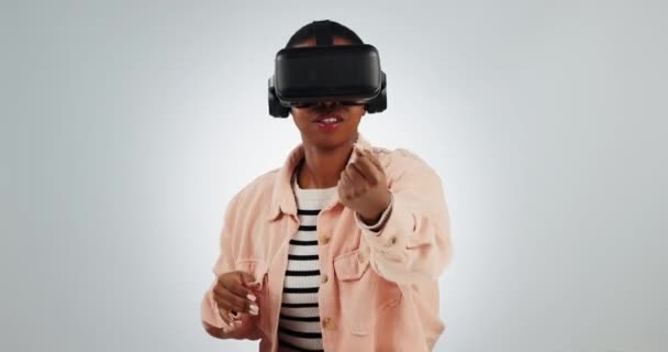 Μεταβίβαστο παιχνίδι, γυαλιά και μια μαύρη γυναίκα σε φόντο στούντιο για φουτουριστικά ηλεκτρονικά. Ψηφιακή, μελλοντική και ένα κορίτσι ή gamer Αφρικής με ακουστικά για μια εμπειρία εικονικής πραγματικότητας ή τεχνολογίας. - Πλάνα, βίντεο