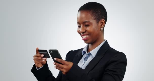 Fekete nő, okostelefon és üzleti hitelkártya e-kereskedelmi és fizetési stúdióban a kék háttér. Happy, fintech és online vásárlás, banki és weboldal kedvezmény vállalati vásárlás. - Felvétel, videó