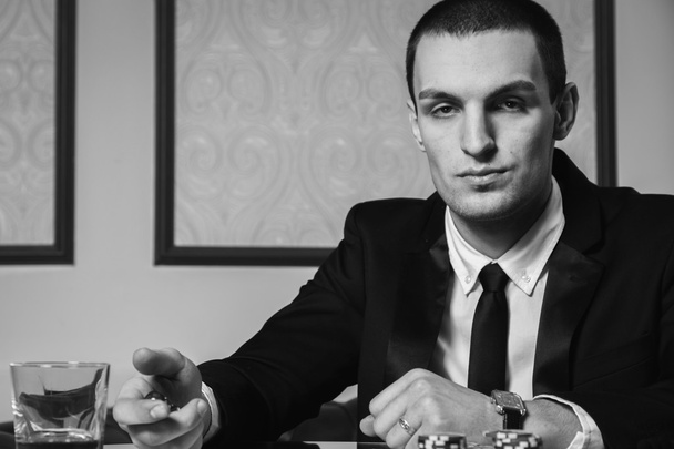 Fiatal srác a kaszinóban a szerencsejáték-asztal - Fotó, kép