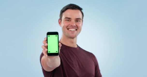 Телефон, зелений екран і чоловік з спортивною рекламою макет, додаток для вправ і реклами ізольовані на синьому фоні. Маркер відстеження, технологія та інформація про навчальний графік на веб-сайті студії. - Кадри, відео