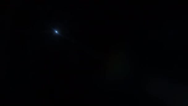 Lente óptica azul chama luz brilhante explosão animação arte no fundo abstrato preto. Iluminação efeito de raios de lâmpada dinâmico imagens de vídeo brilhante.  - Filmagem, Vídeo