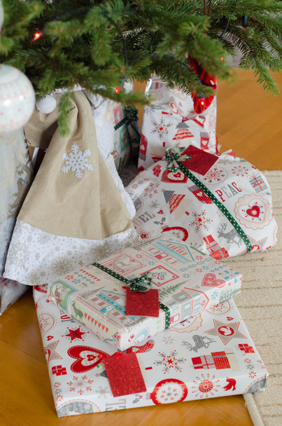 Ağacın altında Noel hediyeleri - Fotoğraf, Görsel