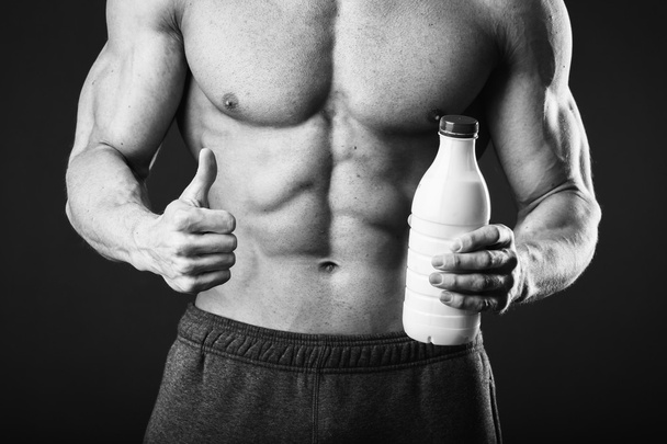 Um homem saudável e forte bebendo leite
 - Foto, Imagem