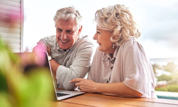 Happy, e-mail és idősebb pár egy laptop kommunikáció, otthoni költségvetés vagy e-kereskedelem. Online banki szolgáltatások, szerelem és egy idős férfi és nő számítógéppel a nyugdíjazás tervezéséhez vagy a technikai munkához. - Fotó, kép