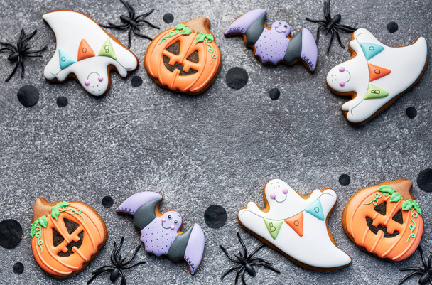 Veelkleurige Halloween zelfgemaakte koekjes op donkere achtergrond. - Foto, afbeelding