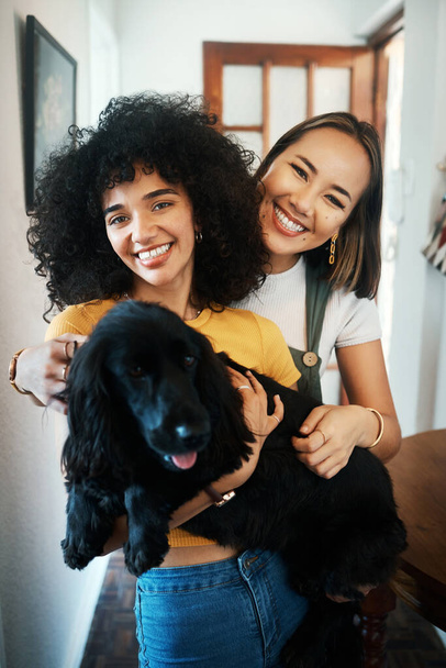 Portret, vrouwen en een hond met een glimlach in de woonkamer van het huis voor puppy, liefde en geluk binnen. Labrador, dier en mensen samen in huis met knuffelen en zorg voor binding en loyaliteit. - Foto, afbeelding