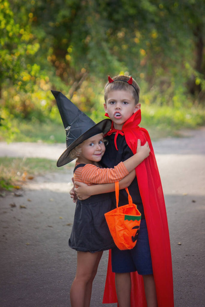 Kinderen gekleed in kostuums voor Halloween, feestelijke avond. Selectieve focus. Halloween - Foto, afbeelding