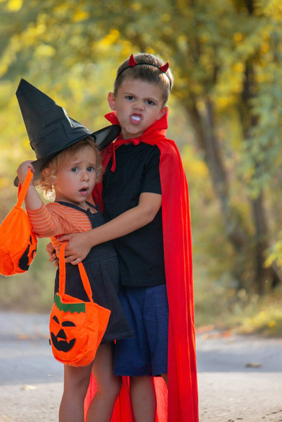 Παιδιά ντυμένα με κοστούμια για το Halloween, εορταστική νύχτα. Επιλεκτική εστίαση. Απόκριες - Φωτογραφία, εικόνα
