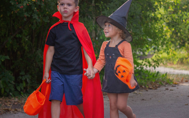 Lapset pukeutunut puvut Halloween, juhlava ilta. Valikoiva keskittyminen. Halloween - Valokuva, kuva
