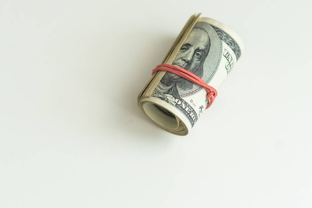 Ένα κοντινό πλάνο μιας στοίβας των ΗΠΑ 1 δολαρίου που απομονώνονται στο φως φόντο. Υψηλής ποιότητας φωτογραφία - Φωτογραφία, εικόνα