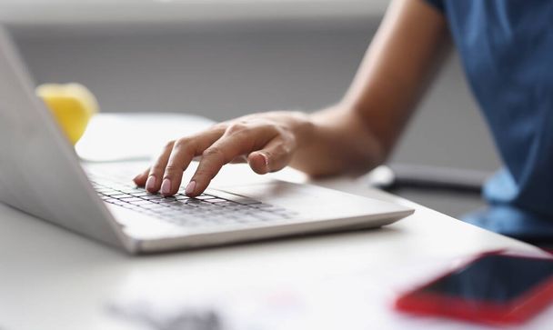 Mãos femininas digitando no teclado do laptop no local de trabalho. Conceito de formação profissional de copywriting - Foto, Imagem